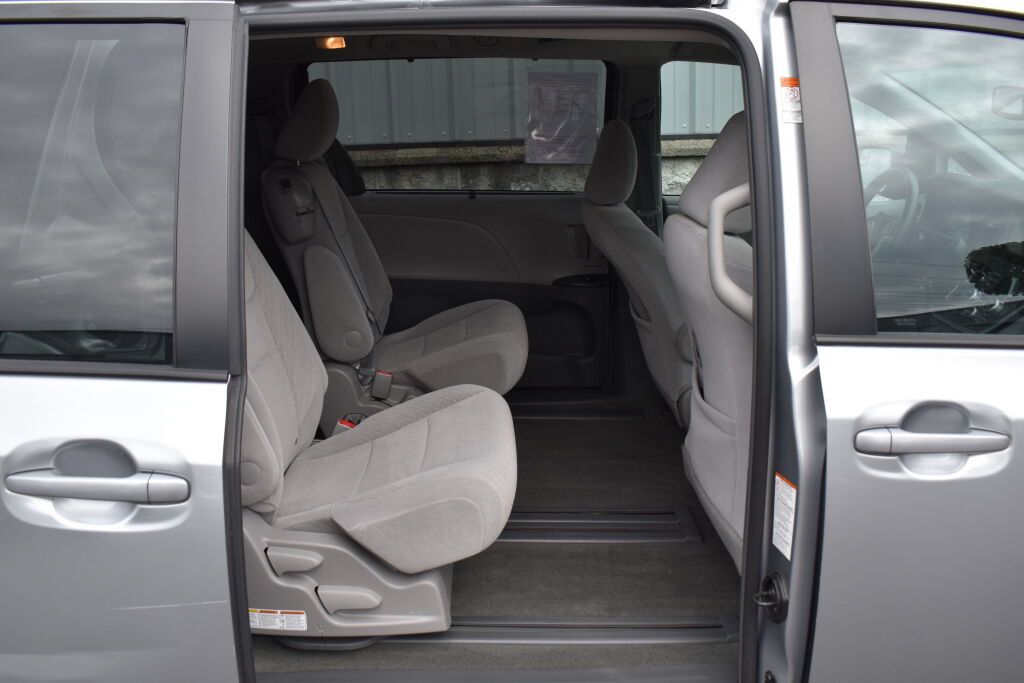 Certified 2016 Toyota Sienna LE FWD image 20
