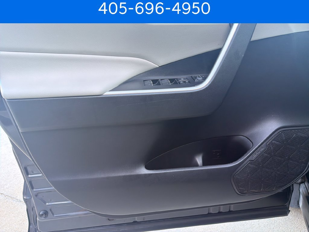 Used 2022 Toyota RAV4 XLE FWD image 16