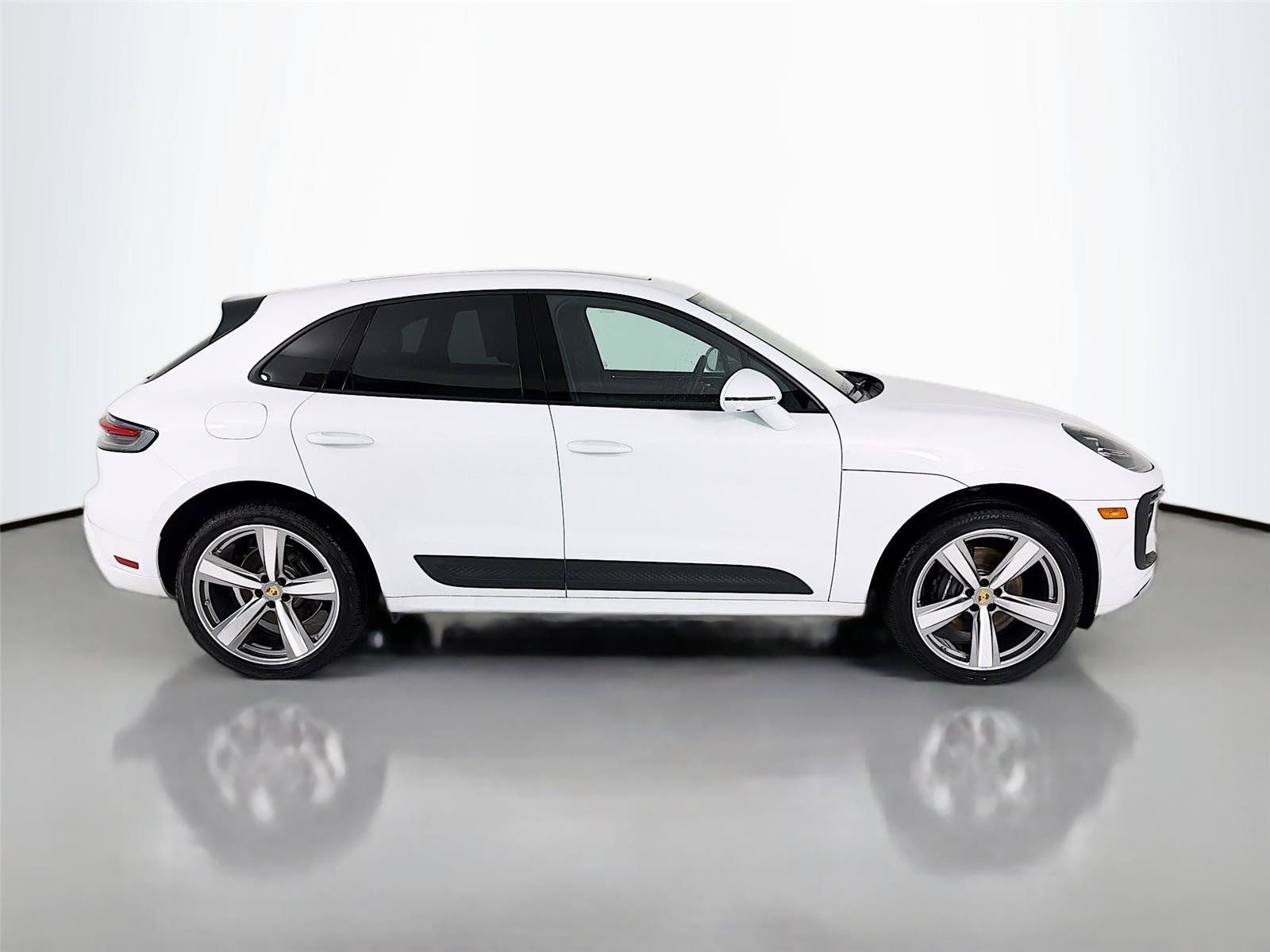 Used 2025 Porsche Macan AWD/4WD image 29