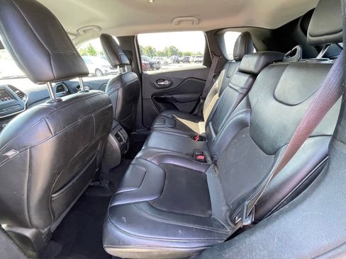 Used 2019 Jeep Cherokee Latitude Plus FWD image 23