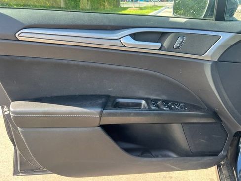 Used 2020 Ford Fusion SE FWD image 17