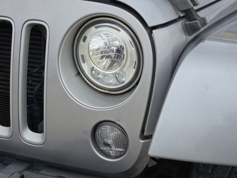 Used 2018 Jeep Wrangler Unlimited Sahara image 9