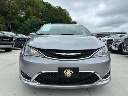 Used 2018 Chrysler Pacifica Touring-L w/ Tire & Wheel Group FWD image 2