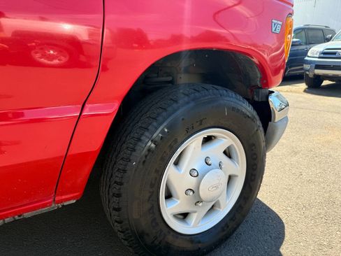 Used 2002 Ford E-350 and Econoline 350 Super Duty RWD image 25