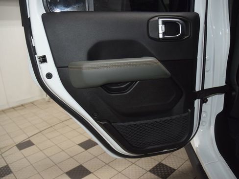Used 2025 Jeep Gladiator Mojave AWD/4WD image 38