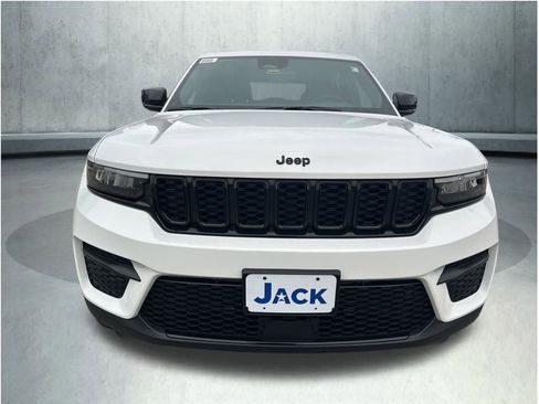 New 2025 Jeep Grand Cherokee Altitude image 9