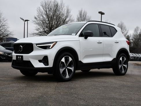 Certified 2025 Volvo XC40 B5 Plus image 3