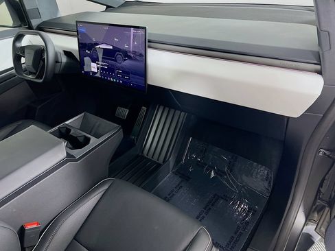 Used 2024 Tesla Cybertruck AWD Crew Cab image 29