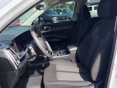 Used 2025 Kia Sorento LX image 12