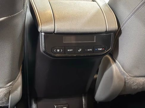Used 2024 Toyota Highlander LE image 33