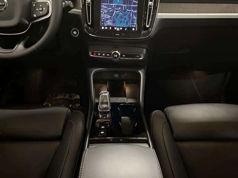 Used 2025 Volvo XC40 B5 Plus image 19