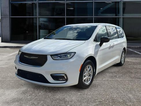 New 2026 Chrysler Pacifica Select image 3