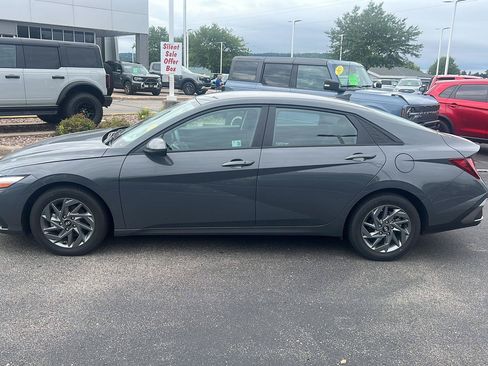 Used 2024 Hyundai Elantra SEL FWD image 8
