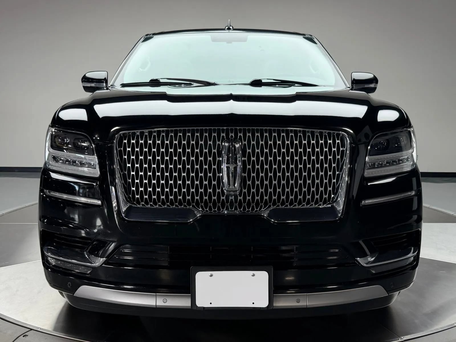Used 2018 Lincoln Navigator Select AWD/4WD image 3