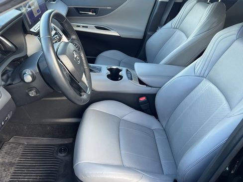 Used 2023 Toyota Venza Limited image 11