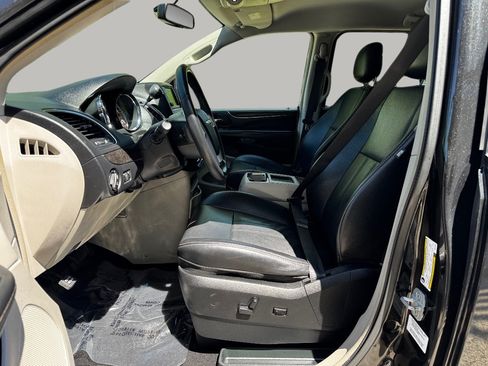 Used 2013 Chrysler Town & Country Touring FWD image 16