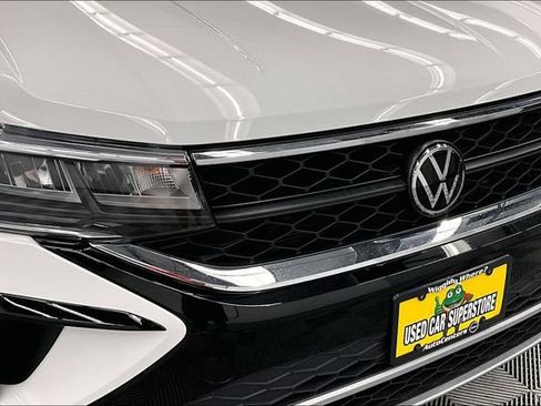 Used 2023 Volkswagen Taos SE w/ Panoramic Sunroof Package FWD image 32