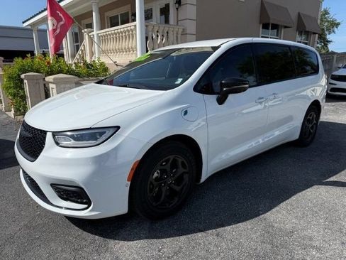 Used 2024 Chrysler Pacifica Limited FWD image 3