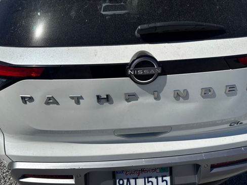 Used 2022 Nissan Pathfinder SL w/ SL Premium Package FWD image 11