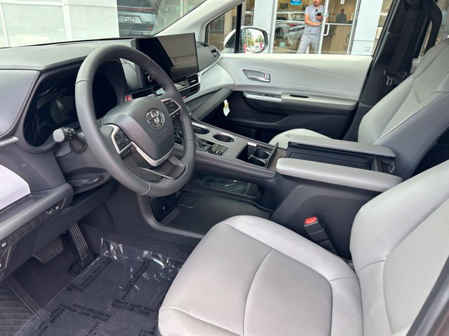 Used 2026 Toyota Sienna XLE FWD image 23