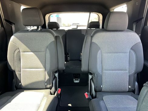 Used 2023 Chevrolet Traverse LT FWD image 23