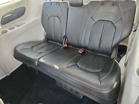 Used 2024 Chrysler Pacifica Select image 31