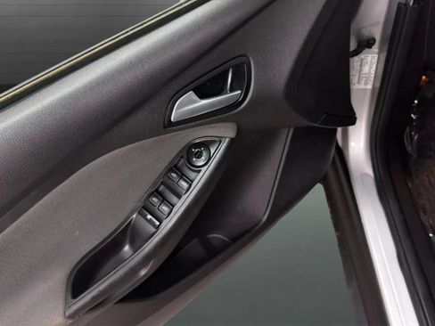 Used 2014 Ford Focus SE w/ SE Winter Package FWD image 15