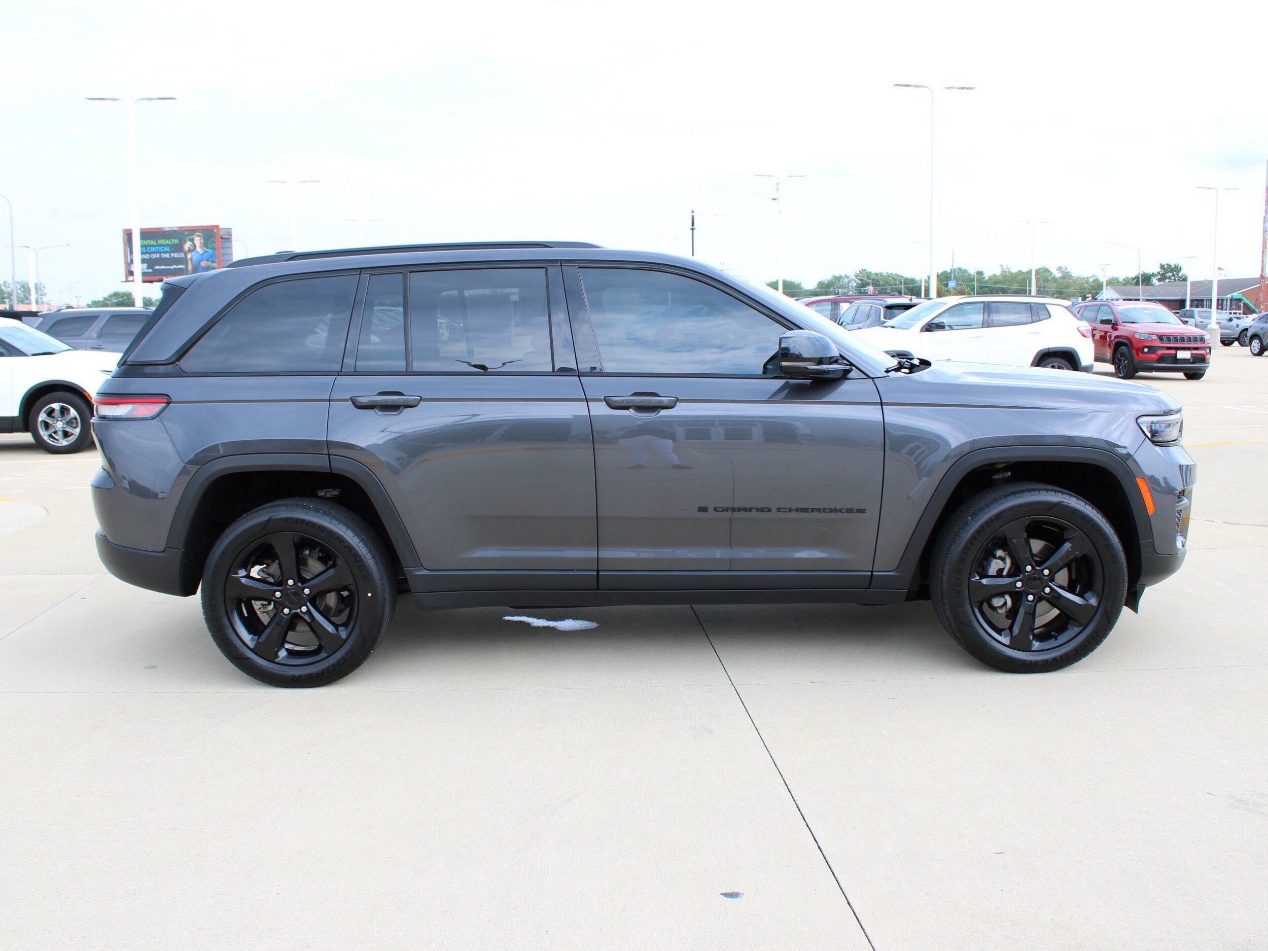 Used 2023 Jeep Grand Cherokee Altitude AWD/4WD image 7
