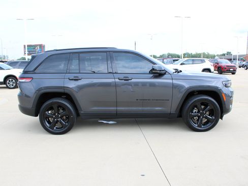 Used 2023 Jeep Grand Cherokee Altitude AWD/4WD image 7