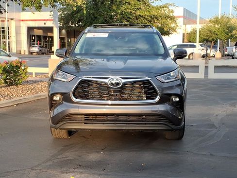 Certified 2024 Toyota Highlander Limited FWD image 2