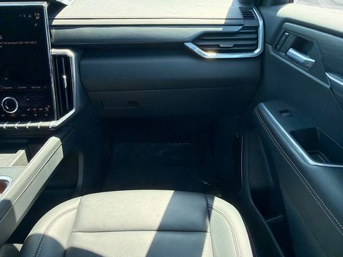 Used 2024 GMC Acadia Elevation image 17