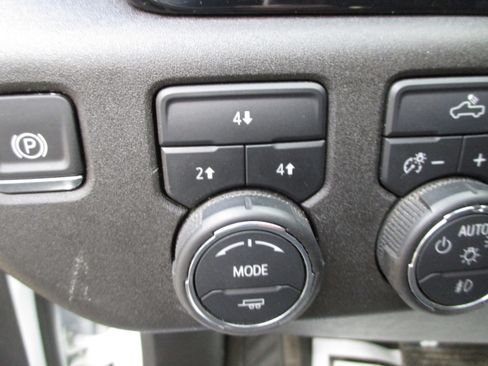 Used 2025 Chevrolet Silverado 2500 LT w/ Convenience Package image 15