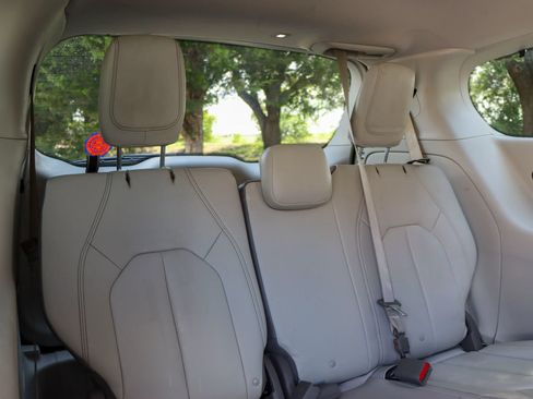 Used 2017 Chrysler Pacifica Touring-L FWD image 18