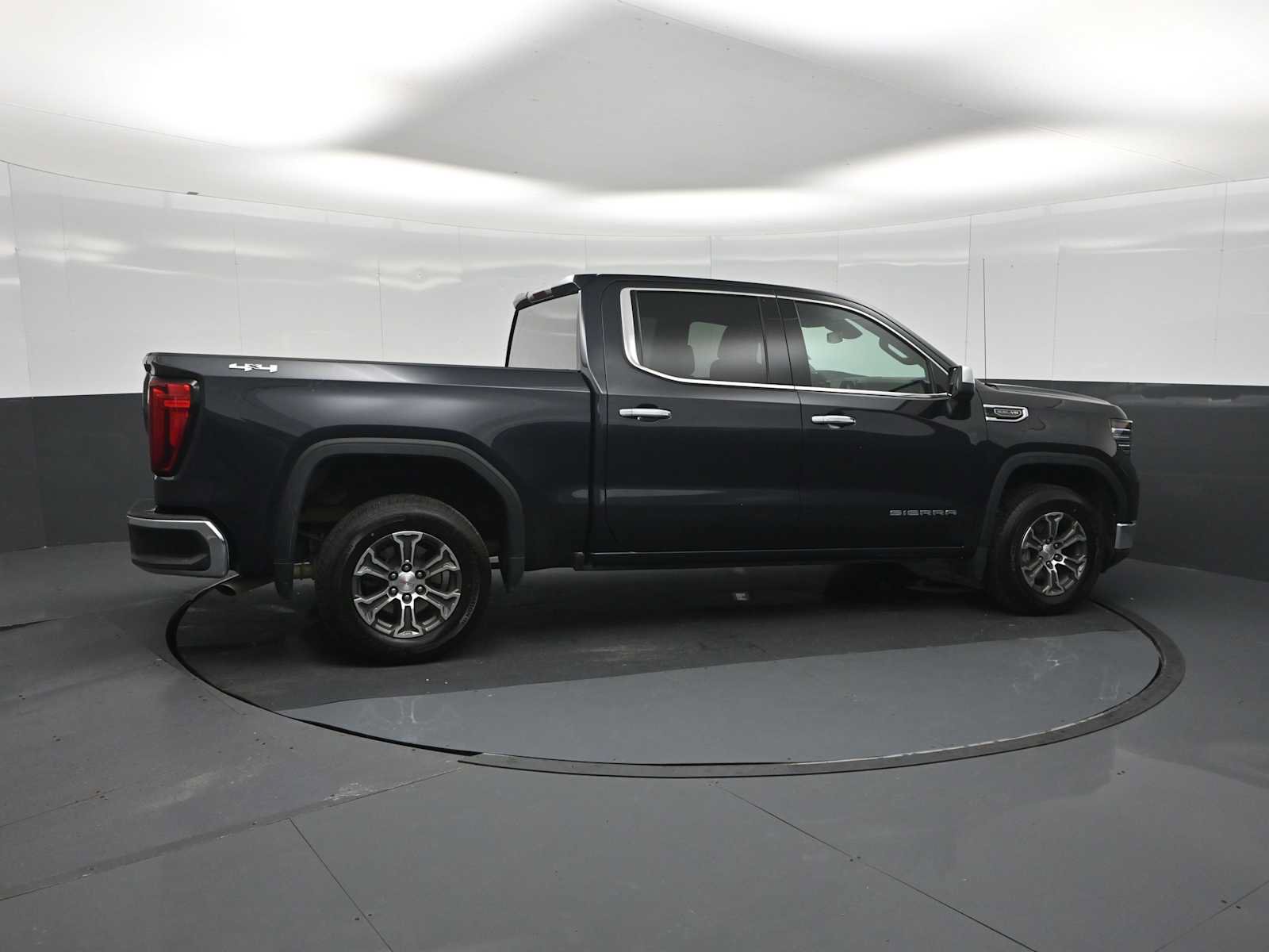 Used 2025 GMC Sierra 1500 SLT AWD/4WD image 9