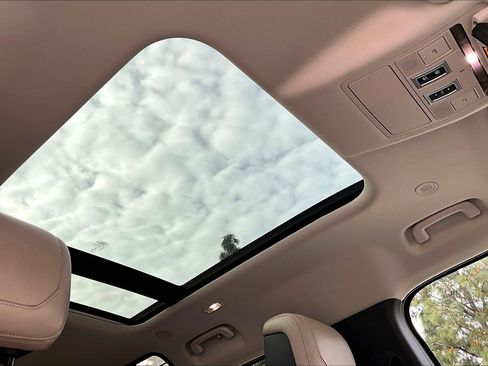 Used 2020 Land Rover Defender 110 HSE image 29