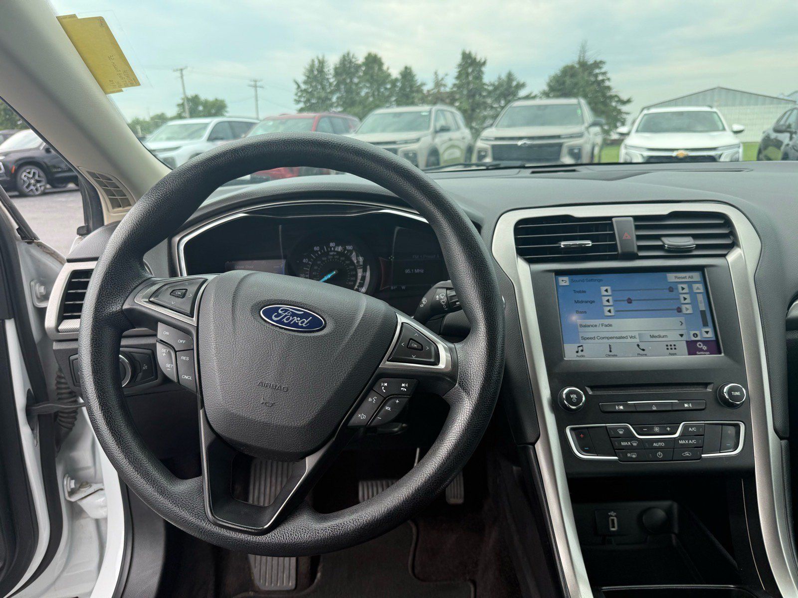 Used 2017 Ford Fusion SE w/ Fusion SE Technology Package FWD image 9