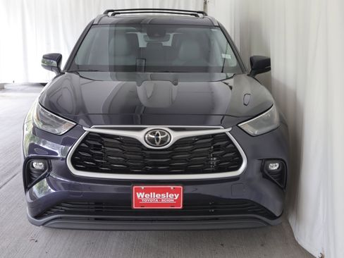 Used 2023 Toyota Highlander XLE AWD/4WD image 4