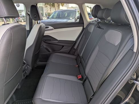 Certified 2025 Volkswagen Taos SE FWD image 14