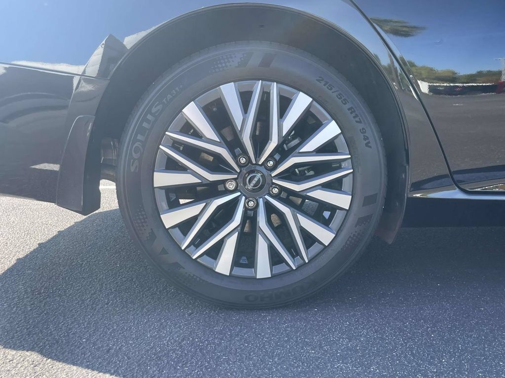 Used 2024 Nissan Altima 2.5 SV FWD image 9