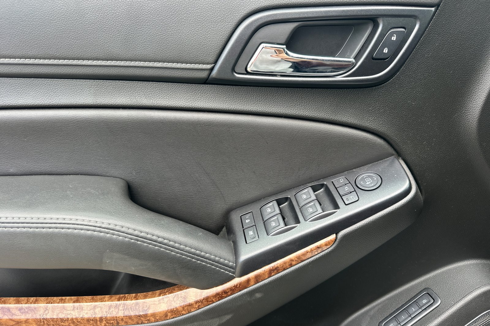 Used 2019 Chevrolet Suburban Premier w/ Premier Plus Edition AWD/4WD image 11