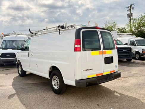Used 2018 Chevrolet Express 2500 w/ Driver Convenience Package RWD image 4