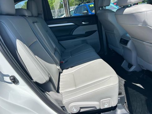 Used 2019 Toyota Highlander XLE image 12