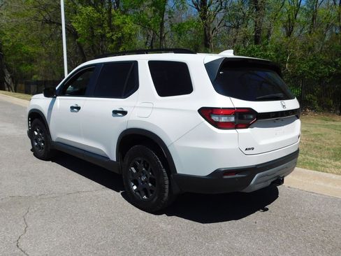 Certified 2024 Honda Pilot TrailSport image 3
