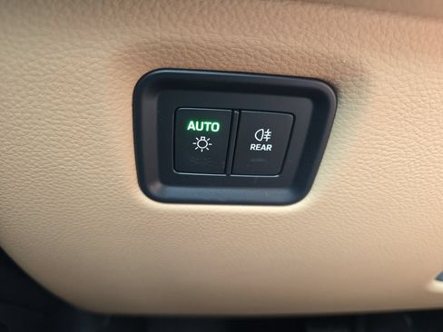 Used 2024 Porsche Cayenne AWD/4WD image 19