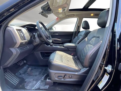 Used 2023 Nissan Pathfinder Platinum w/ Black Appearance Package AWD/4WD image 15