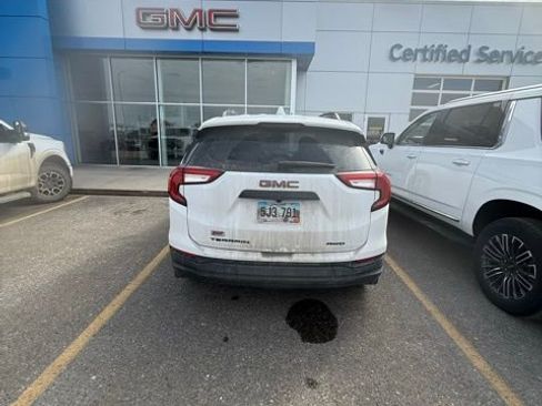 Used 2024 GMC Terrain SLE w/ Driver Convenience Package image 4