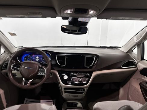 Used 2020 Chrysler Pacifica Touring w/ Advanced Safetytec Group FWD image 2