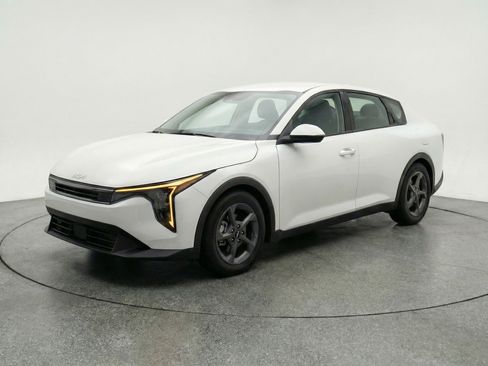 Used 2025 Kia K4 LXS image 3