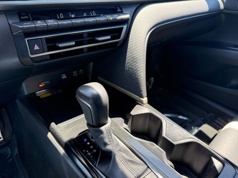 Used 2025 Toyota Camry SE FWD image 13