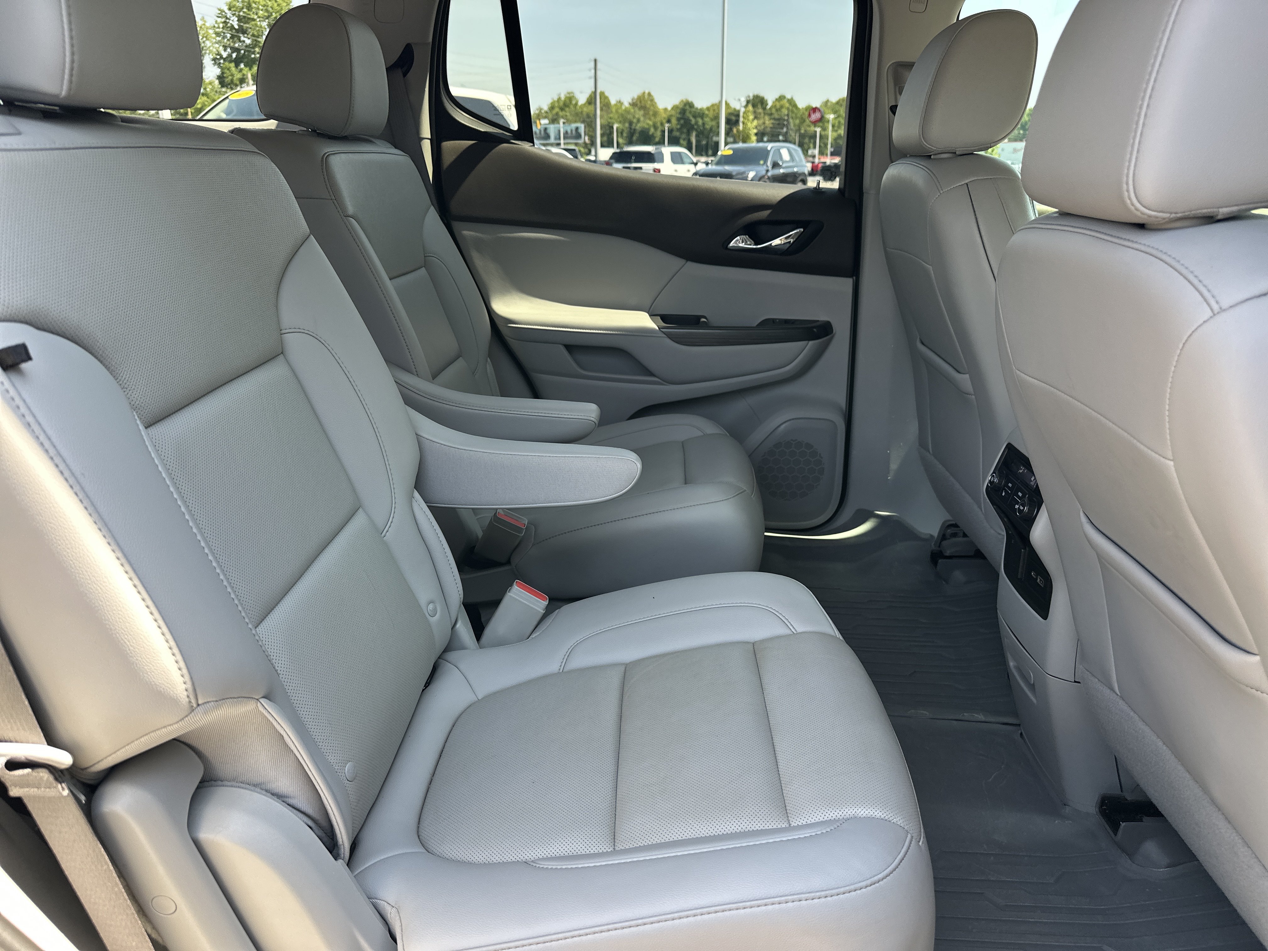Used 2022 GMC Acadia SLT w/ Technology Package FWD image 16